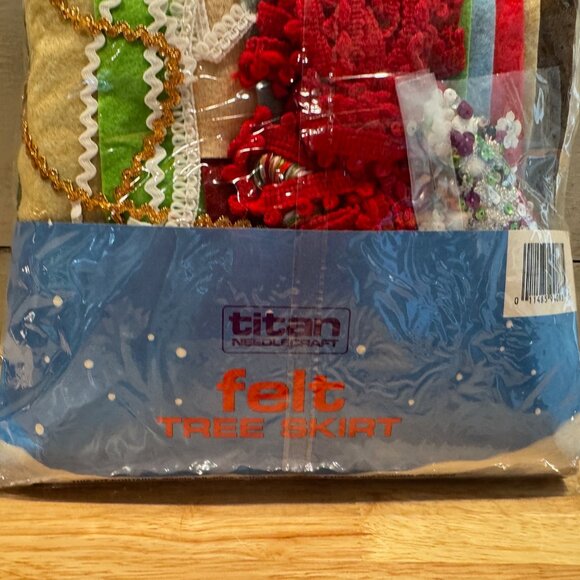 Vintage Christmas Titan Needlecraft 36 Felt Tree Skirt Kit 1990 DIY Craft NWOT - Picture 4 of 6